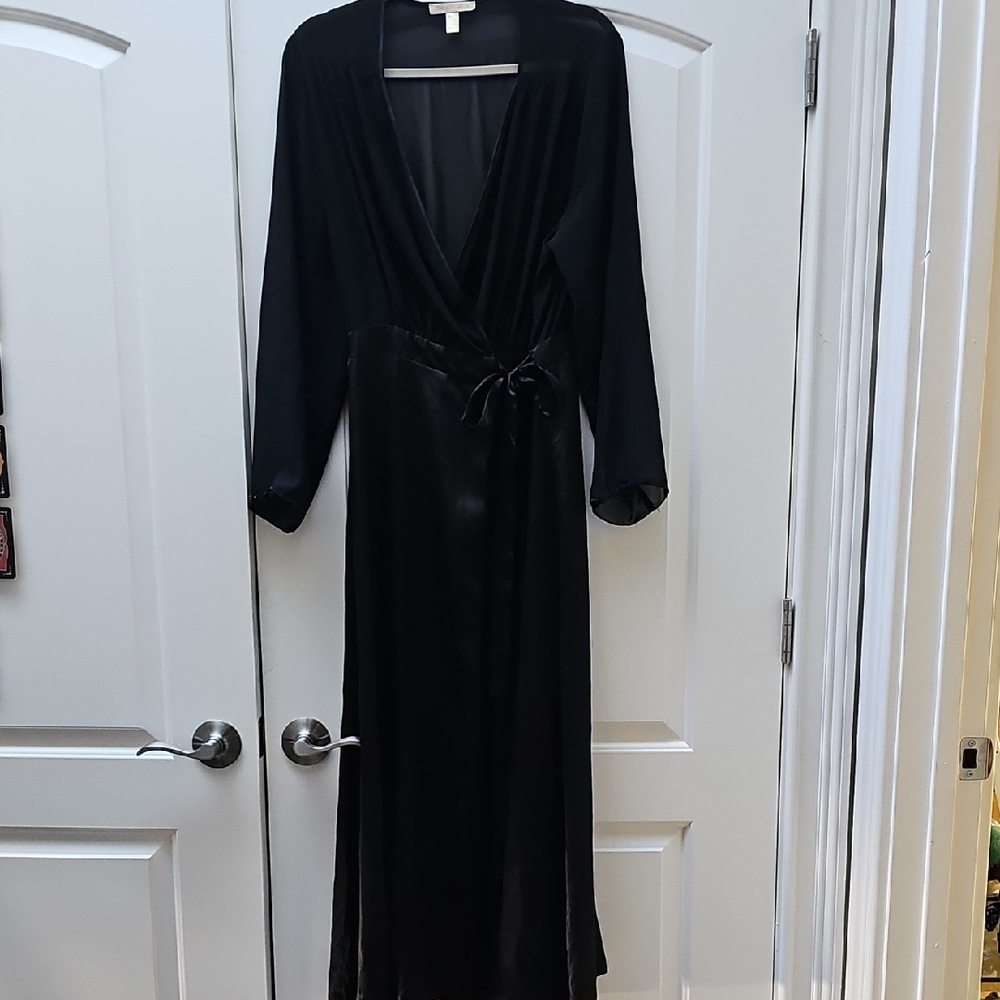 Flora Nikrooz Black Long-Sleeve Wrap Robe with Tie